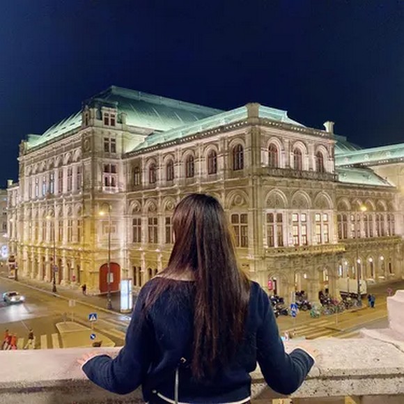Đoàn khách Hà Nội chụp ảnh trước Nhà hát Opera Vienna vào buổi tối