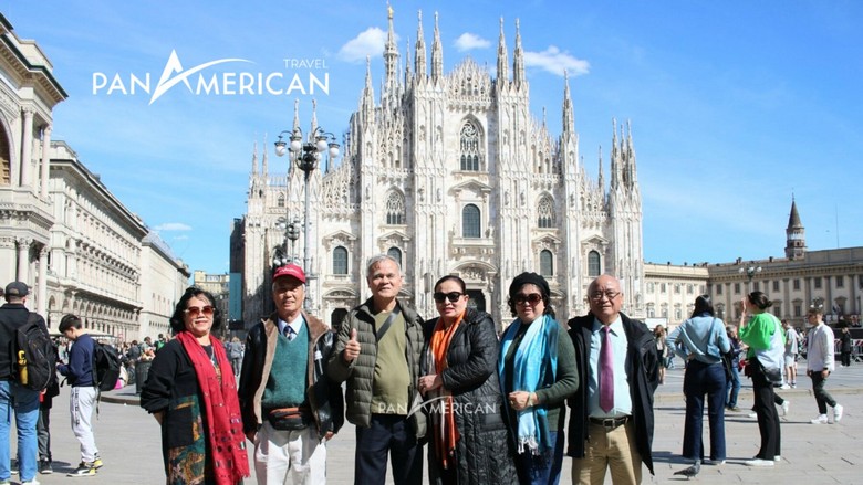 Đoàn khách Hà Nội chụp ảnh trước Nhà thờ Duomo Milan