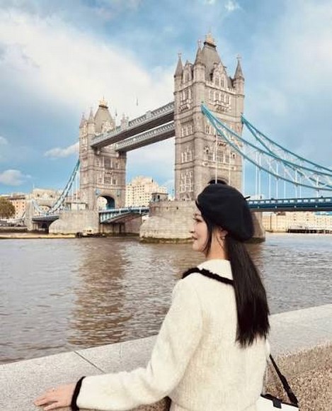 Đoàn khách Hà Nội chụp ảnh trước cầu Tower Bridge