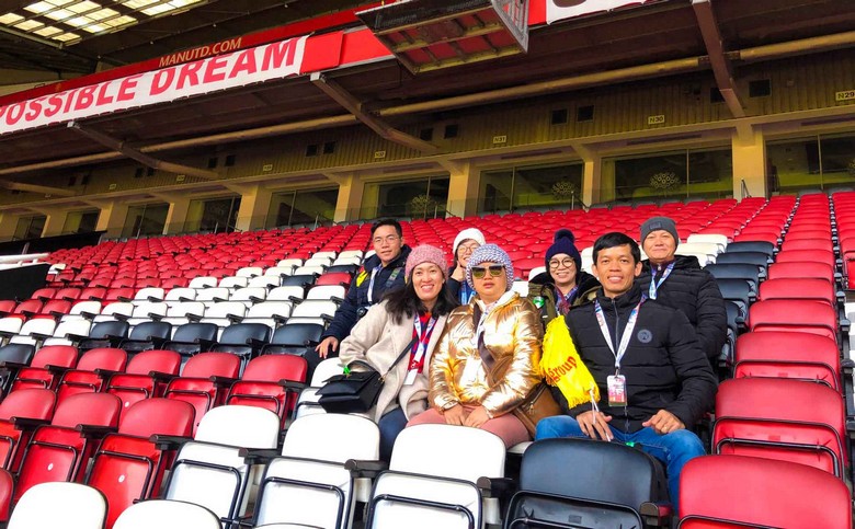 Đoàn khách Hà Nội chụp ảnh trước cổng sân Old Trafford