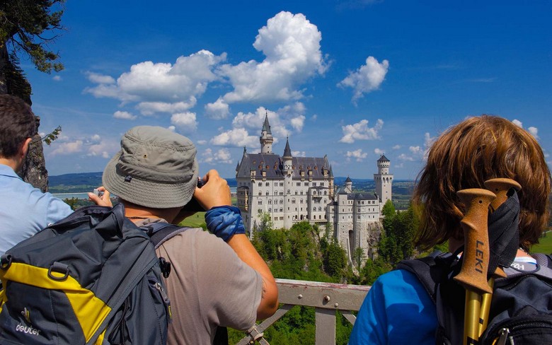  Đoàn khách Hà Nội chụp ảnh trước lâu đài Neuschwanstein