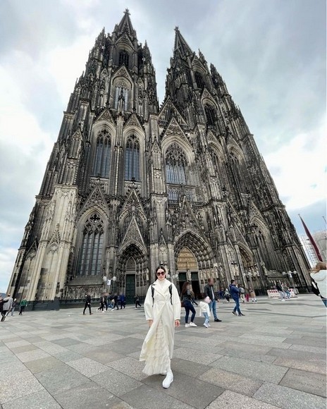 Đoàn khách Hà Nội chụp ảnh trước nhà thờ lớn Cologne
