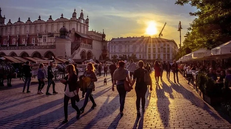 Đoàn khách Hà Nội dạo bộ trong phố cổ Krakow buổi chiều