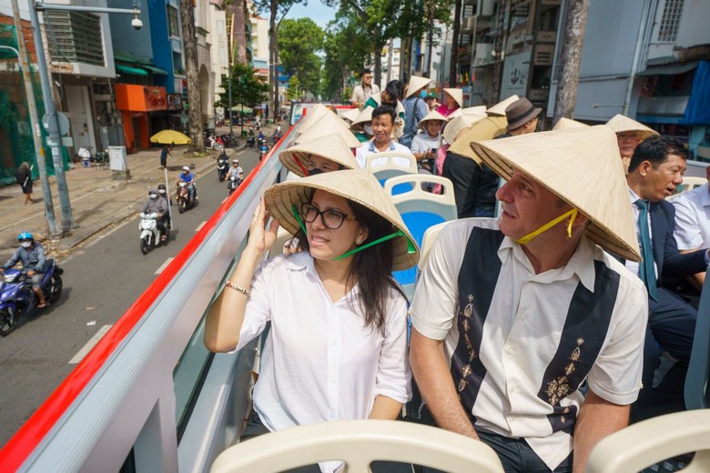 Đoàn khách Hà Nội ngồi tầng trên xe buýt Hop-On Hop-Off chụp ảnh cùng nhau
