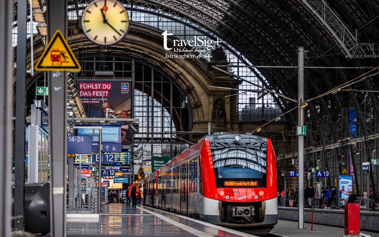 Đoàn khách Hà Nội tại ga Frankfurt Hauptbahnhof