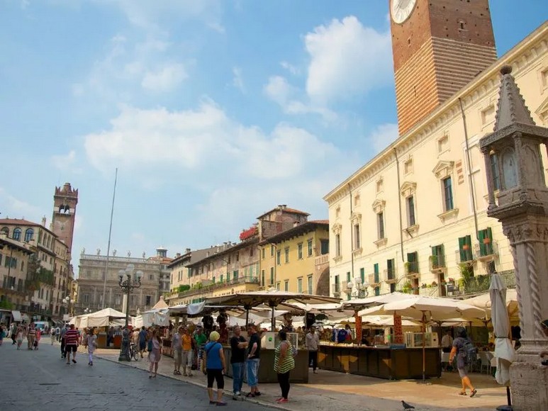 Đoàn khách Hà Nội tham quan Piazza delle Erbe tại Verona