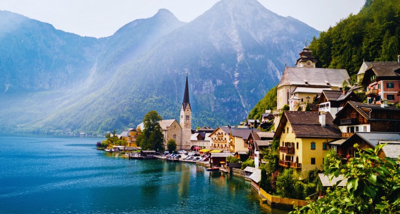 Đoàn khách Hà Nội tham quan làng Hallstatt bên hồ nước trong veo
