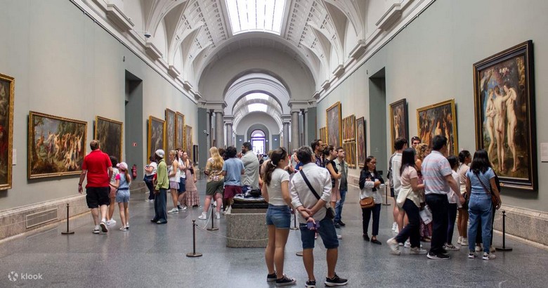 Đoàn khách Hà Nội tham quan phòng tranh trong bảo tàng Prado