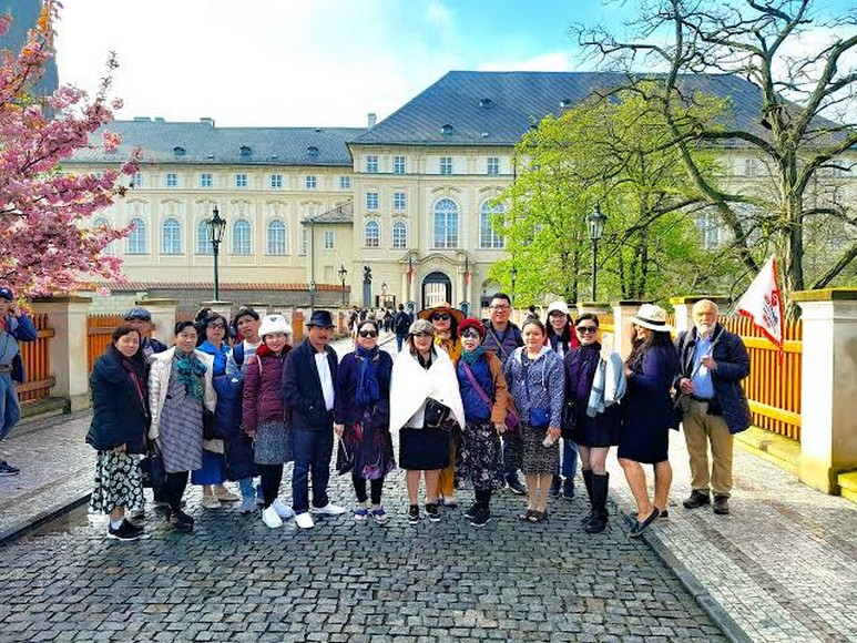 Đoàn khách Hà Nội tham quan phố cổ Cesky Krumlov, Séc