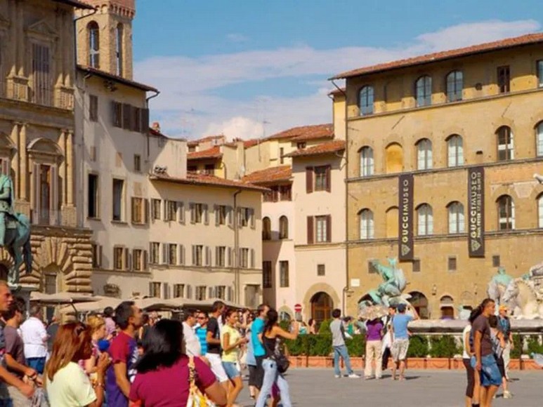 Đoàn khách Hà Nội tham quan quảng trường Piazza della Signoria, Florence
