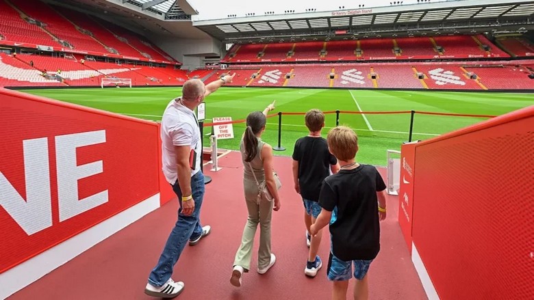 Đoàn khách Hà Nội tham quan sân Anfield cùng hướng dẫn viên