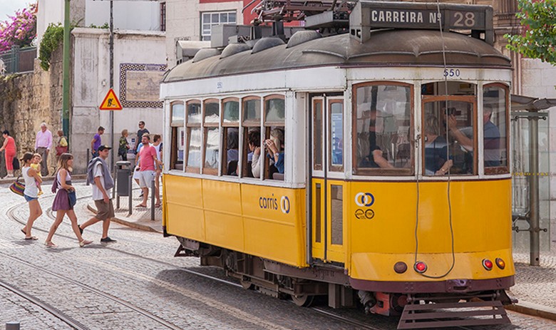 Đoàn khách Hà Nội trải nghiệm Tram 28 cùng nhau tại Lisbon