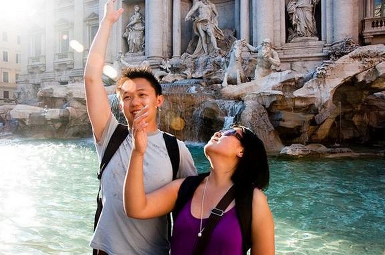 Đoàn khách Hà Nội tung xu cùng nhau tại Đài phun Trevi