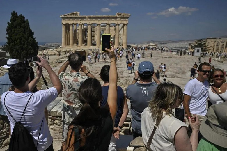 Đoàn khách Việt Nam chụp ảnh kỷ niệm trước đền Parthenon