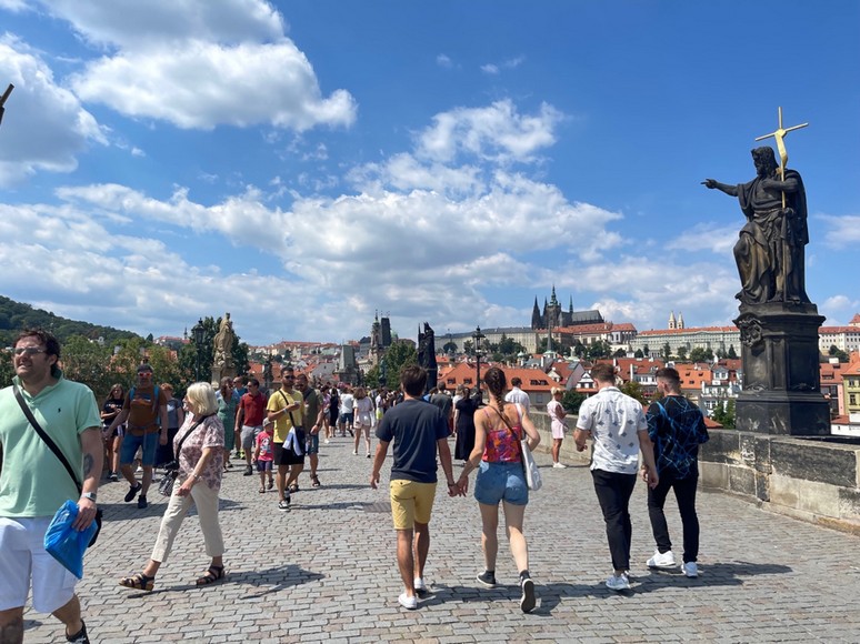 Đoàn khách Việt Nam chụp ảnh tại Quảng trường Phố Cổ Praha