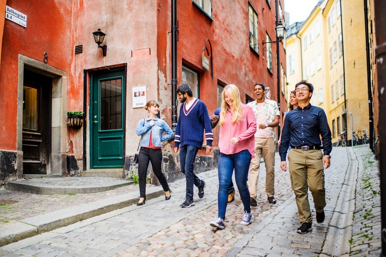 Đoàn khách Việt Nam chụp ảnh tại phố cổ Gamla Stan Stockholm