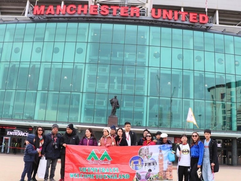 Đoàn khách Việt Nam chụp ảnh tại trung tâm Manchester