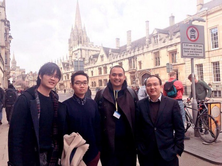 Đoàn khách Việt Nam chụp ảnh trước cổng một college ở Oxford