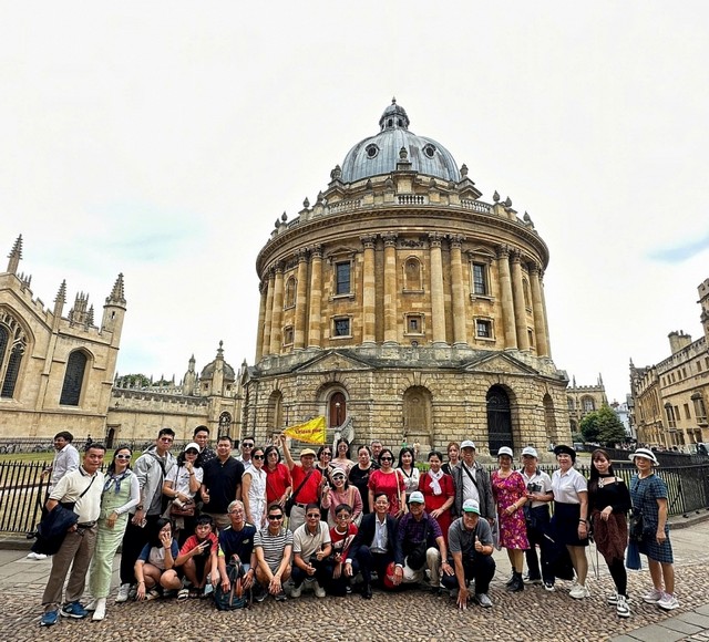 Đoàn khách Việt Nam chụp ảnh trước cung điện Buckingham