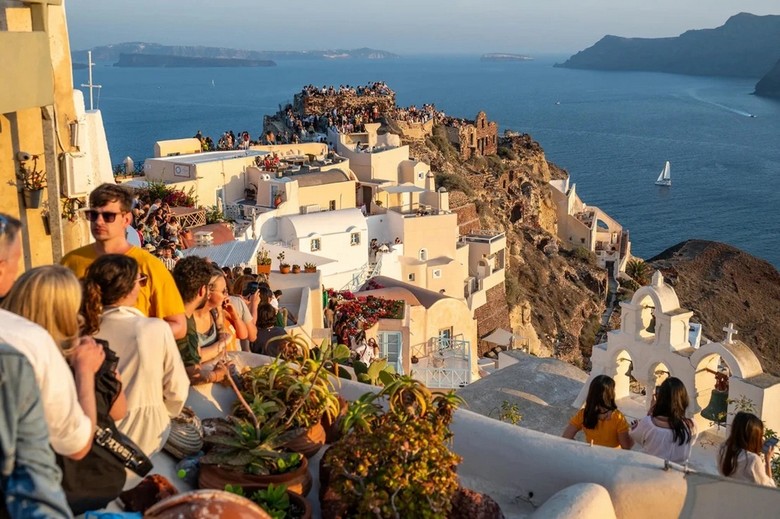 Đoàn khách Việt Nam chụp ảnh trước khung cảnh caldera Santorini