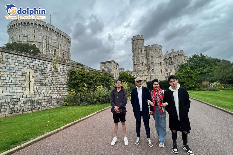 Đoàn khách Việt Nam chụp ảnh trước lâu đài Edinburgh