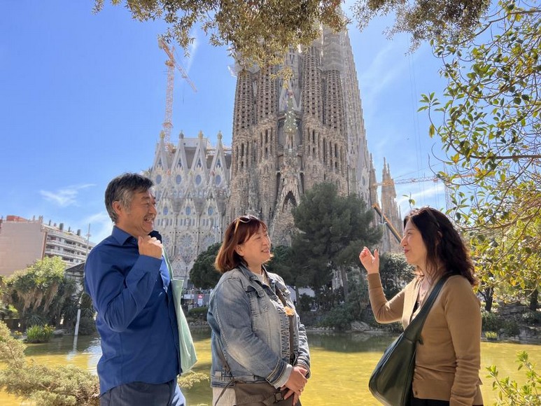 Đoàn khách Việt Nam chụp ảnh trước nhà thờ Sagrada Familia