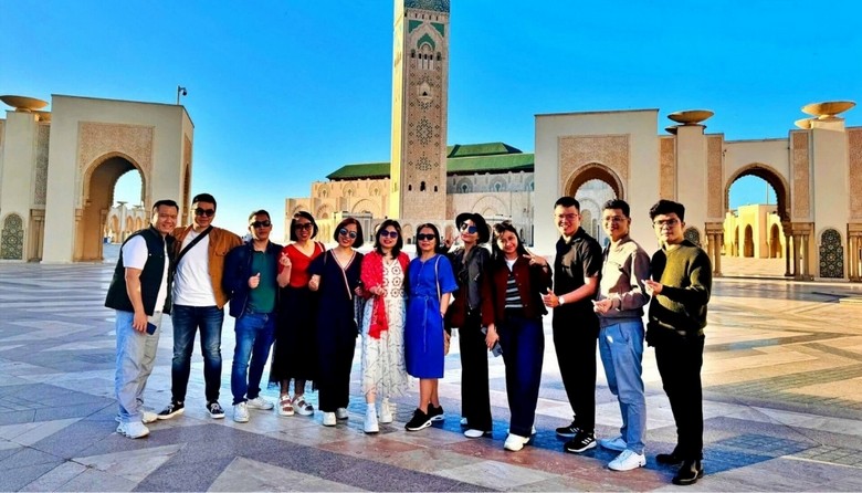 Đoàn khách Việt Nam chụp ảnh trước sân thánh đường Hassan II