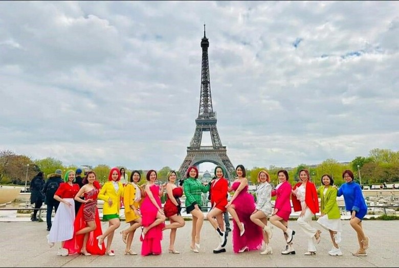 Đoàn khách Việt Nam chụp ảnh trước tháp Eiffel