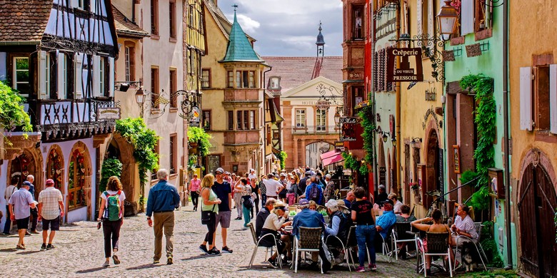 Đoàn khách Việt Nam chụp ảnh trong phố cổ Colmar