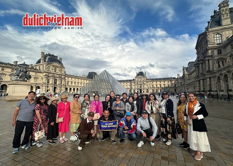 Đoàn khách Việt Nam dạo phố cổ Zurich