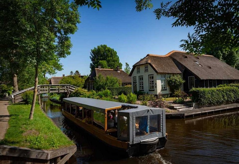 Đoàn khách Việt Nam ngồi thuyền tham quan kênh đào Giethoorn