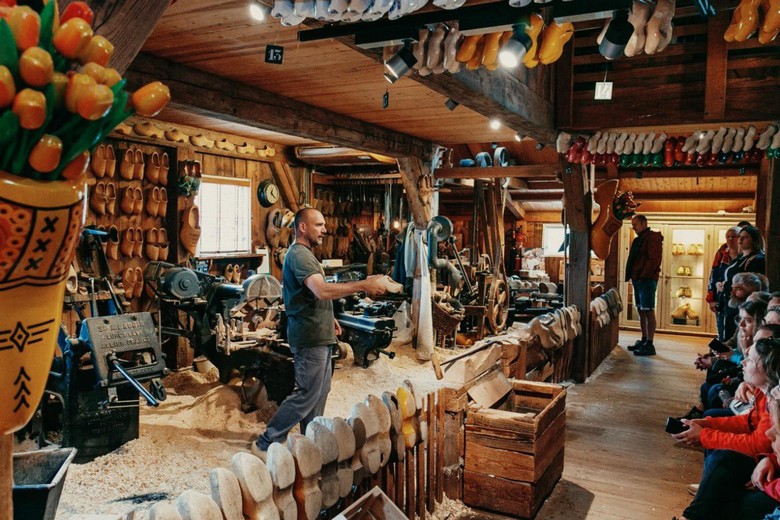 Đoàn khách Việt Nam tham quan xưởng guốc gỗ ở Zaanse Schans