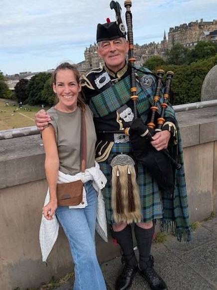 Đoàn khách Việt chụp ảnh cùng nghệ sĩ bagpipe mặc kilt trên Royal Mile ở Edinburgh