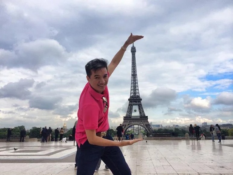 Đoàn khách Việt chụp ảnh trước tháp Eiffel bên bờ sông Seine