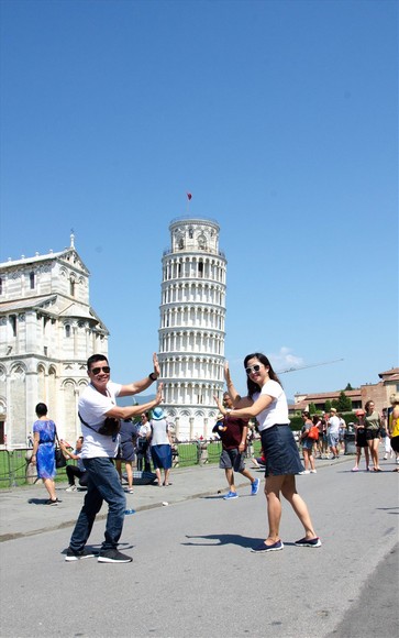 Đoàn khách Việt chụp ảnh trước tháp nghiêng Pisa