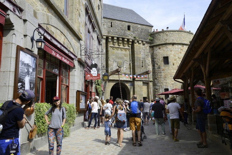 Đoàn khách Việt tham quan phố cổ trong lòng Mont Saint-Michel