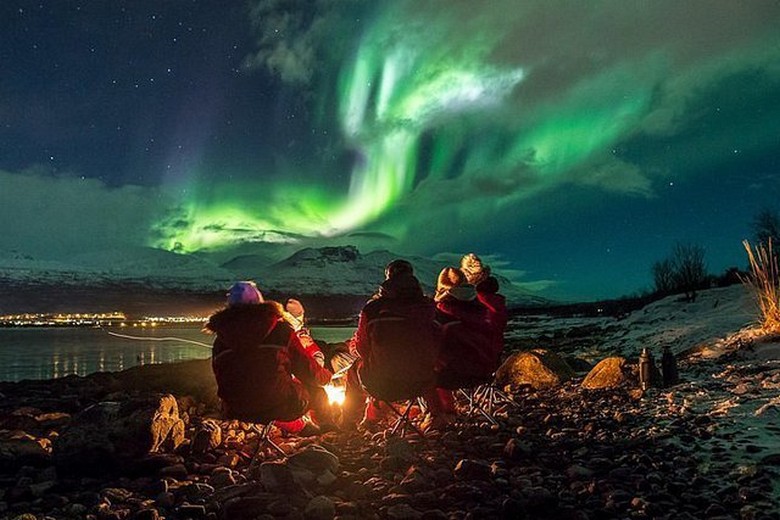 Đoàn khách quan sát cực quang ngoài trời tại vùng ngoại ô Tromsø