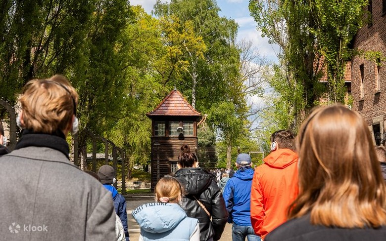 Đoàn khách tham quan khu trưng bày tại Auschwitz-Birkenau