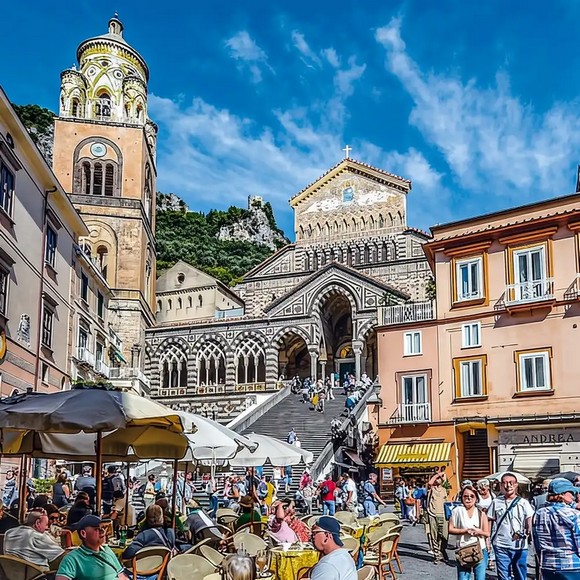 Đoàn khách tham quan trung tâm thị trấn Amalfi