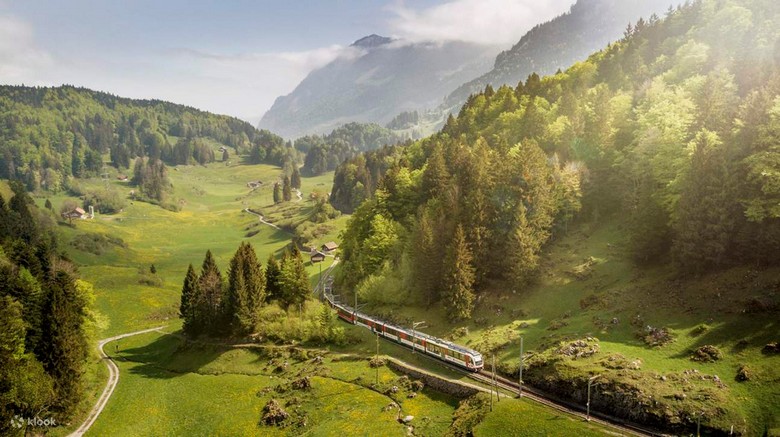 Đoàn tàu Luzern-Interlaken Express băng qua vùng núi Thụy Sĩ