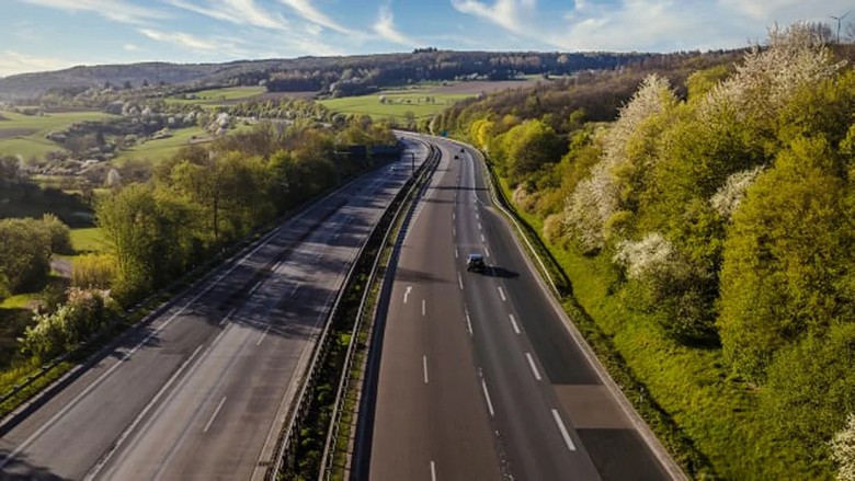 Đoàn tàu hoặc xe khách chạy trên cao tốc A5 hướng về Freiburg