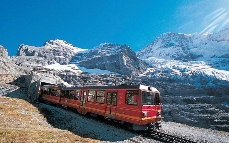 Đoàn tàu răng cưa lên Jungfraujoch giữa băng tuyết