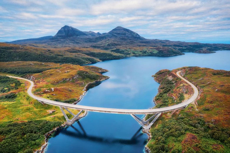Đoạn đường ven biển thuộc cung North Coast 500 ở cực bắc Scotland