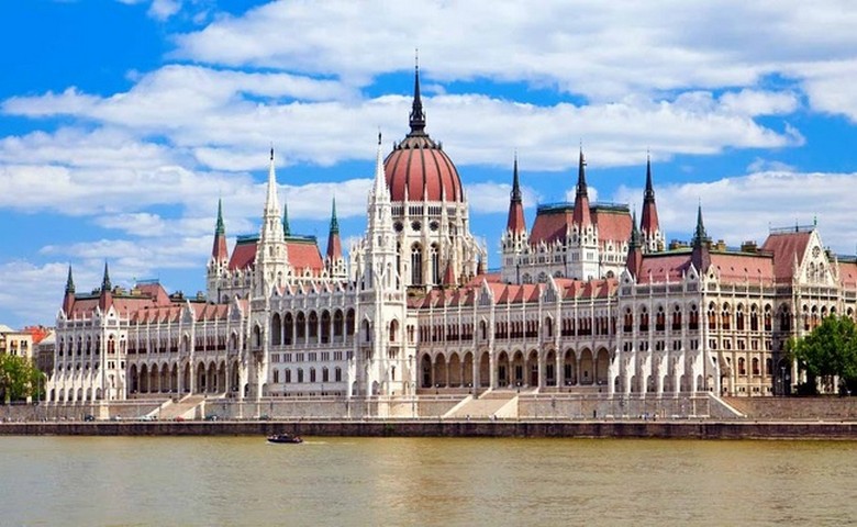 Tòa Nhà Quốc Hội Hungary bên bờ sông Danube tại Pest