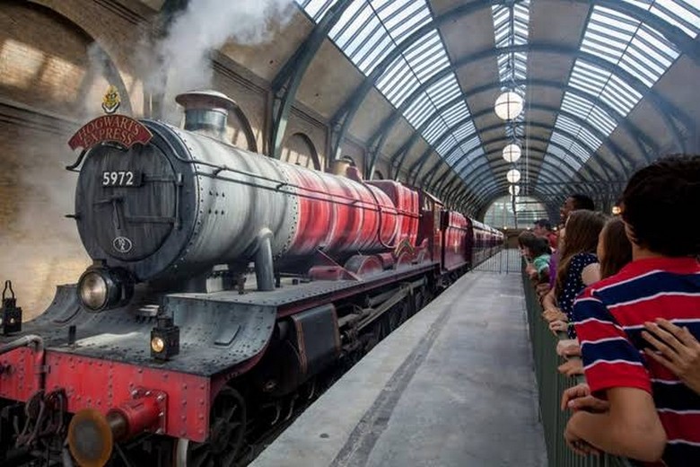 Đầu máy xe lửa Hogwarts Express tại khu Platform 9 3/4