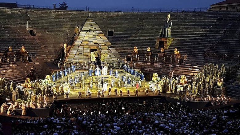 Đấu trường Arena di Verona nhìn từ bên trong với hàng ghế đá cổ