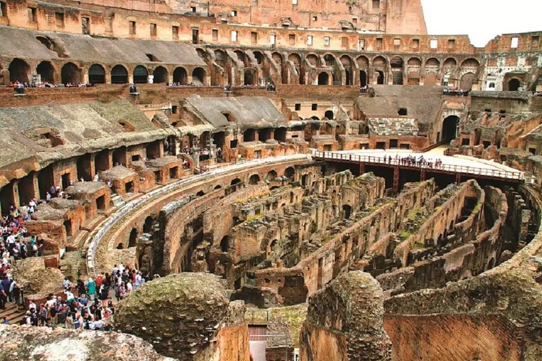  Đấu trường Colosseum tại Roma với các tầng cột theo phong cách Hy Lạp cổ điển