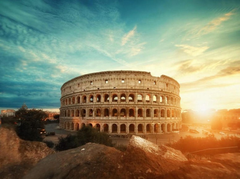 Đấu trường La Mã Colosseum ở Rome dưới nắng chiều